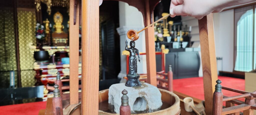 お釈迦様への甘茶かけ